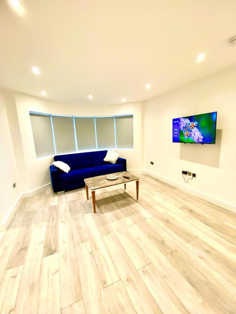 Comfortable One Bedroom Flat With Free Car Park In Apartment *