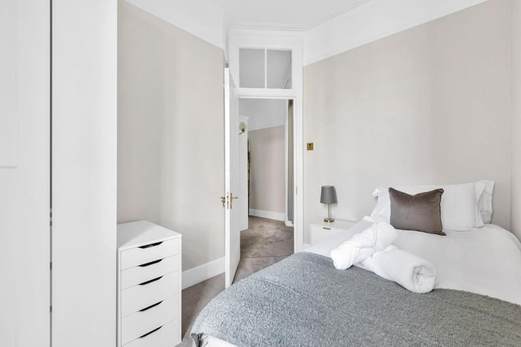 Luxury 3 Bedroom In The Heart Of High Street Kensington, London.
