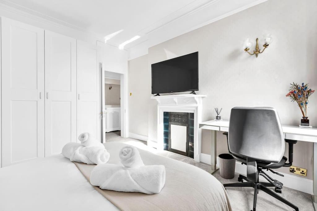 Apartment Luxury 3 Bedroom In The Heart Of High Street Kensington, London.