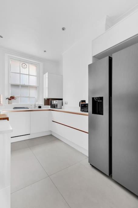 Luxury 3 Bedroom In The Heart Of High Street Kensington, London. London