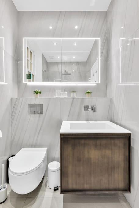 Luxury 3 Bedroom In The Heart Of High Street Kensington, London. *