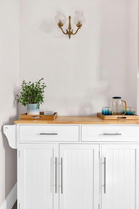 Luxury 3 Bedroom In The Heart Of High Street Kensington, London.
