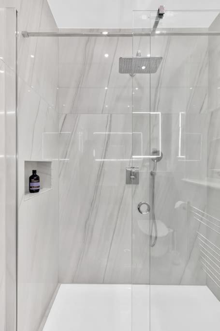 Apartment Luxury 3 Bedroom In The Heart Of High Street Kensington, London.