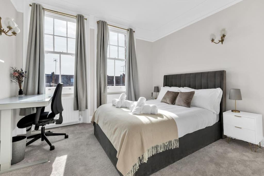Luxury 3 Bedroom In The Heart Of High Street Kensington, London. Apartment