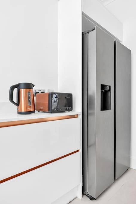 Luxury 3 Bedroom In The Heart Of High Street Kensington, London.