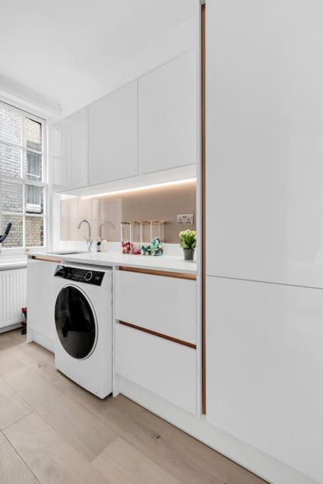 Apartment Luxury 3 Bedroom In The Heart Of High Street Kensington, London. London