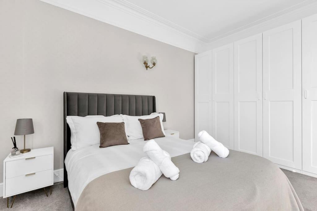 Luxury 3 Bedroom In The Heart Of High Street Kensington, London. London