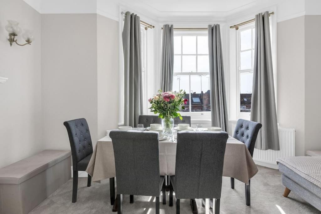 Luxury 3 Bedroom In The Heart Of High Street Kensington, London. *