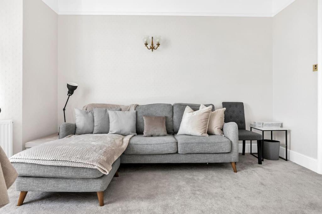 Luxury 3 Bedroom In The Heart Of High Street Kensington, London.