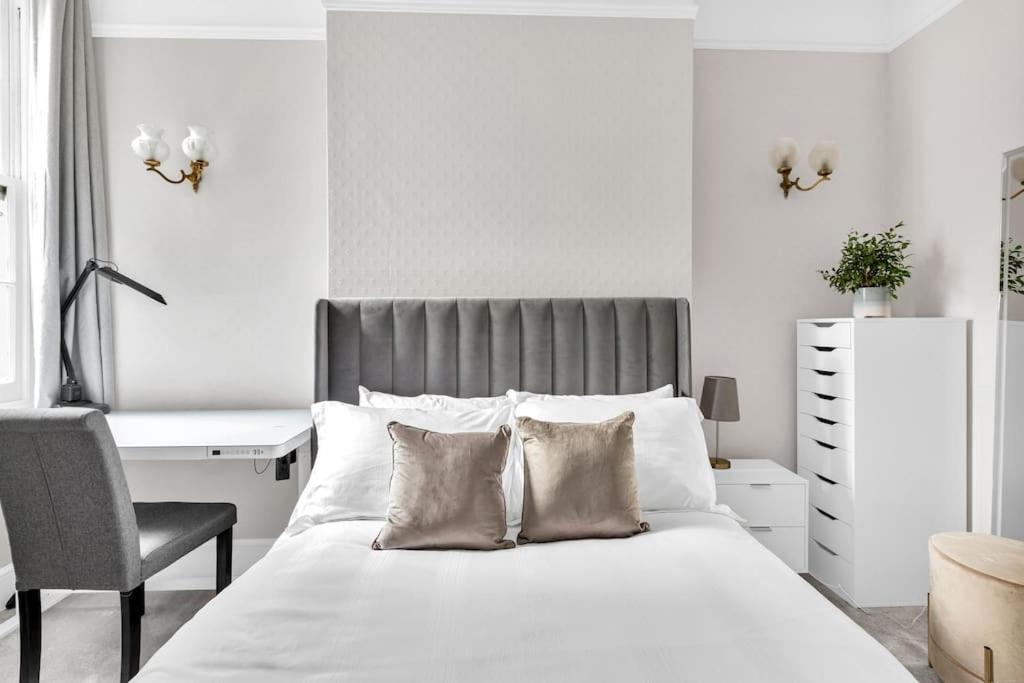 Apartment Luxury 3 Bedroom In The Heart Of High Street Kensington, London. London