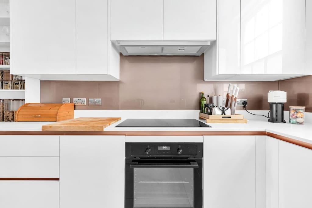 Luxury 3 Bedroom In The Heart Of High Street Kensington, London. * London