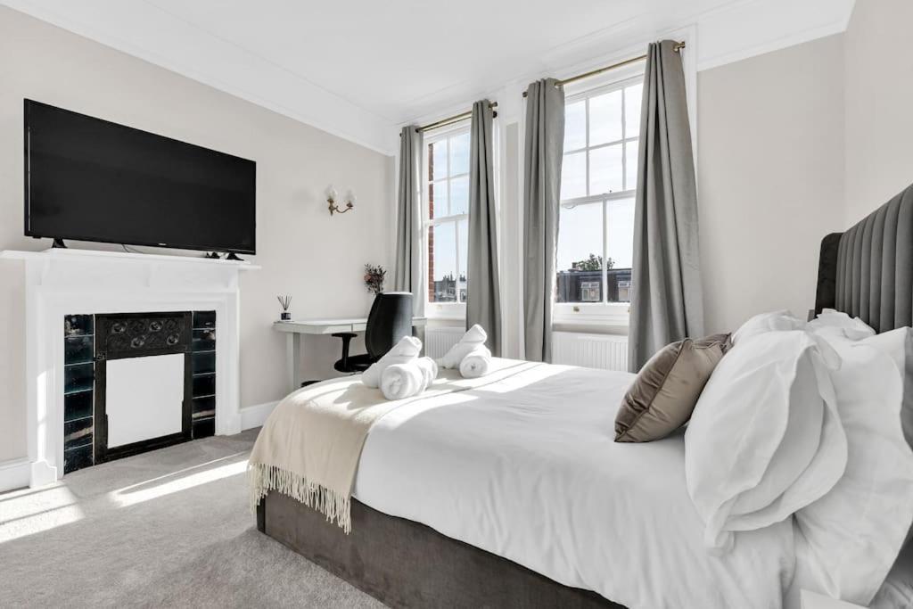 Apartment Luxury 3 Bedroom In The Heart Of High Street Kensington, London. *