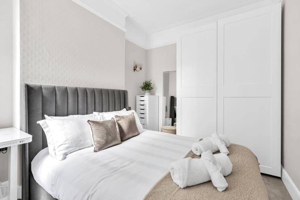 Luxury 3 Bedroom In The Heart Of High Street Kensington, London. Apartment *
