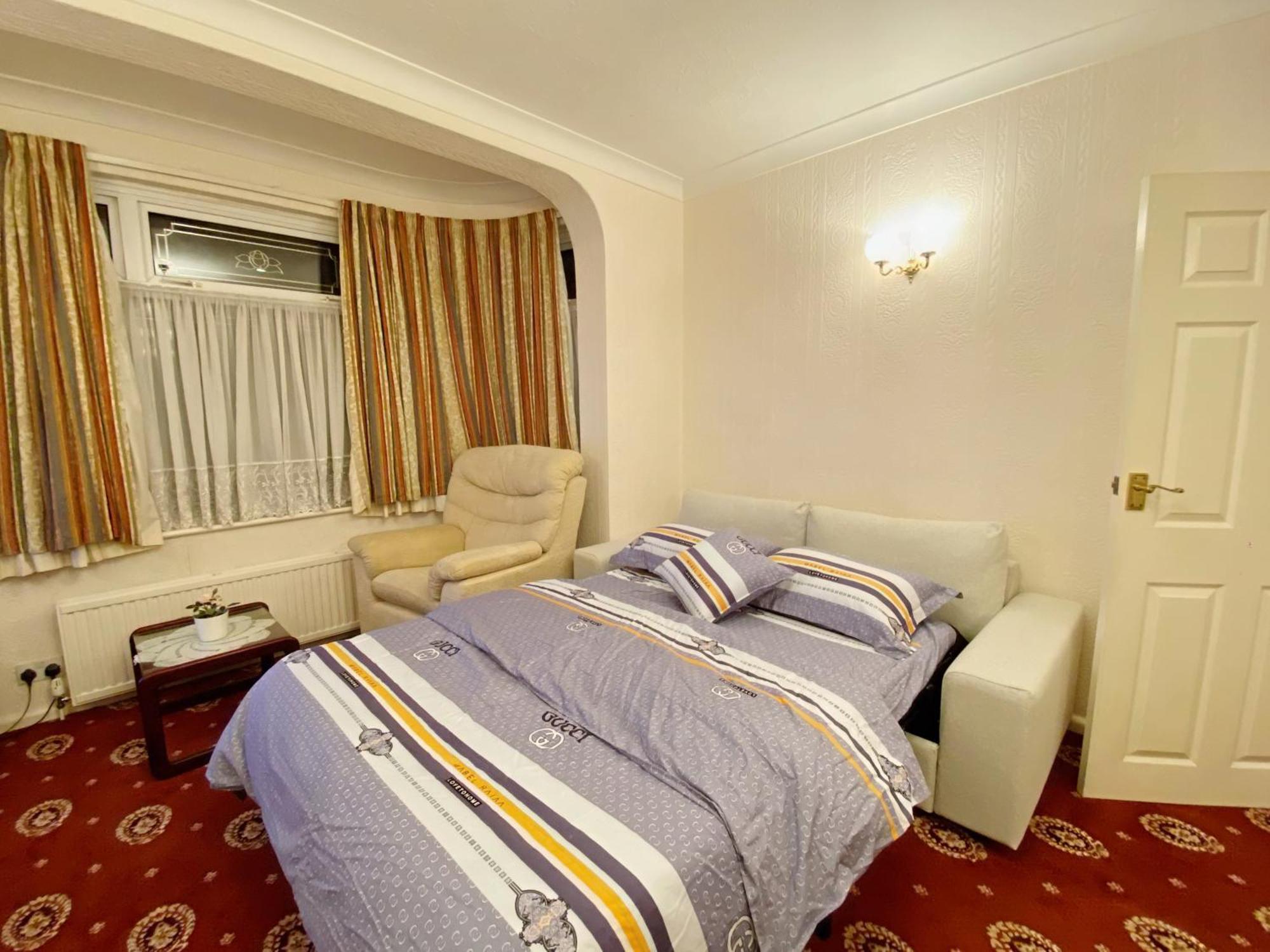 Barking House Sleeps 12 - Parking - Train Tube - Airport *