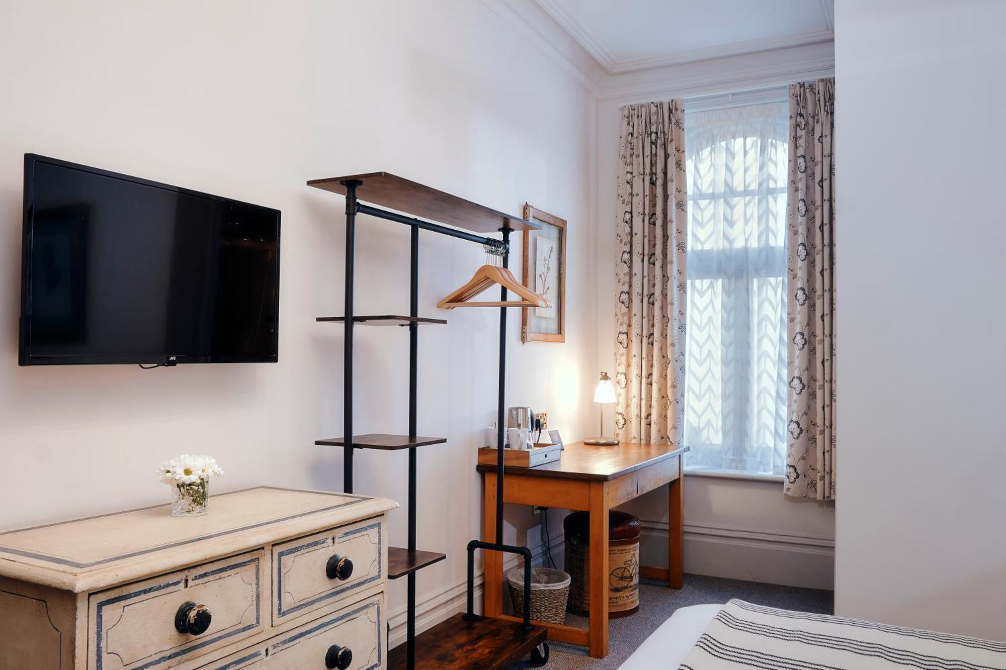 Inn The Black Lion Pub & Boutique