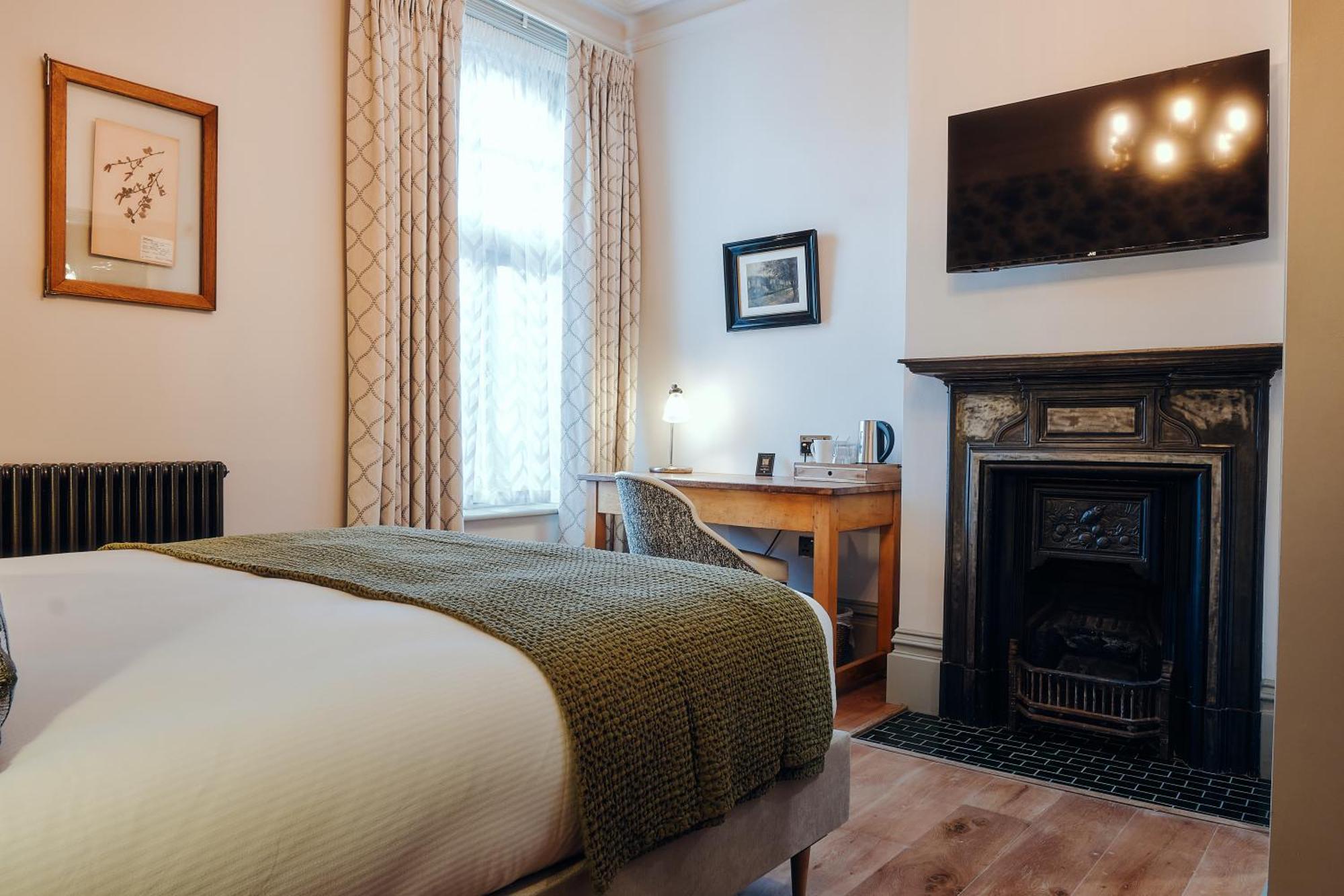 Inn The Black Lion Pub & Boutique
