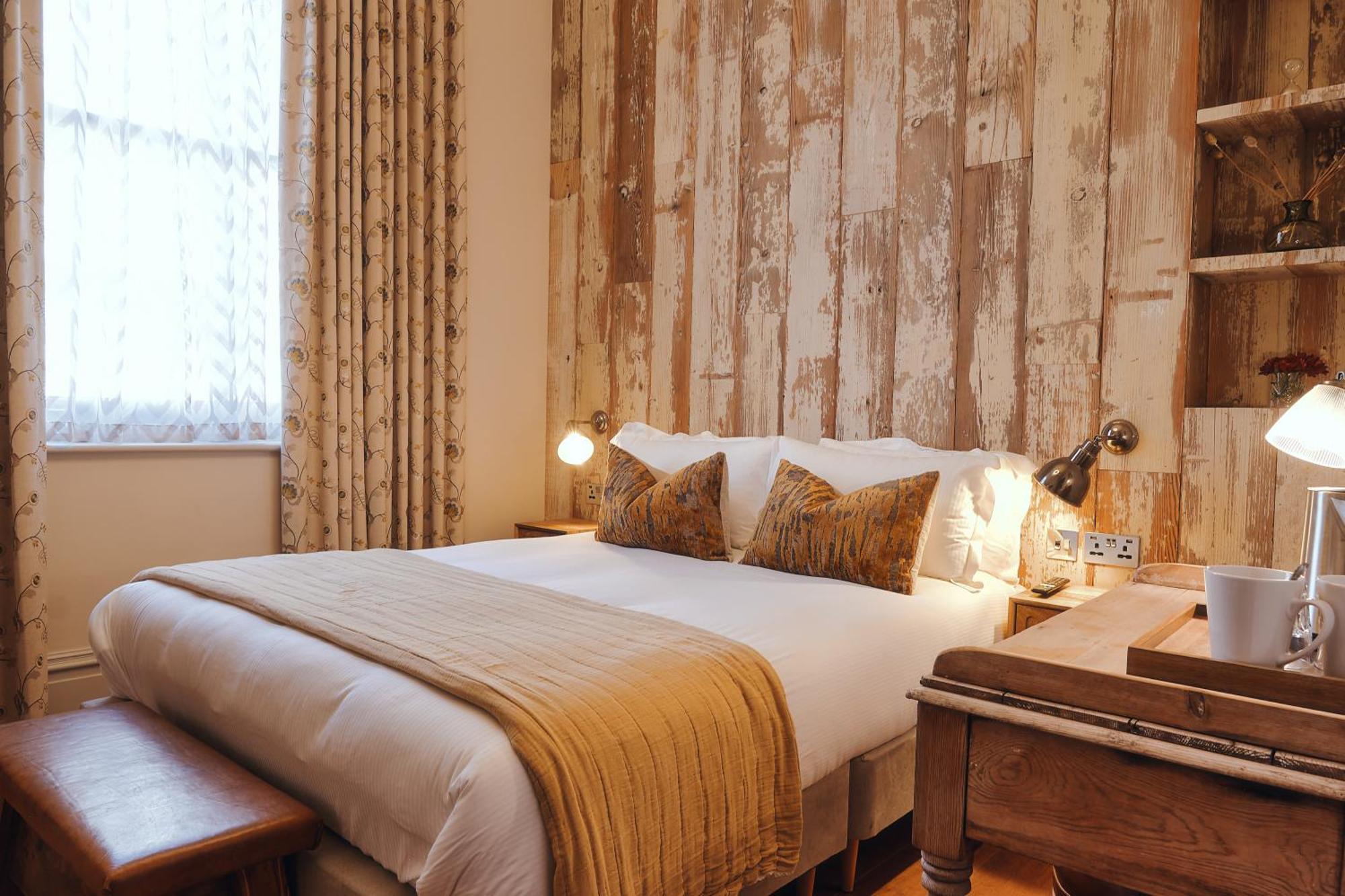 The Black Lion Pub & Boutique Inn London