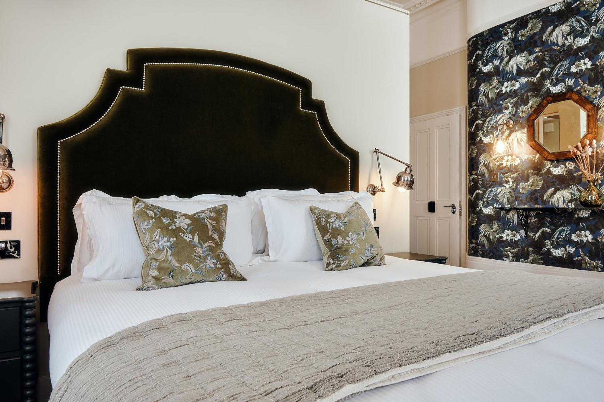 Inn The Black Lion Pub & Boutique