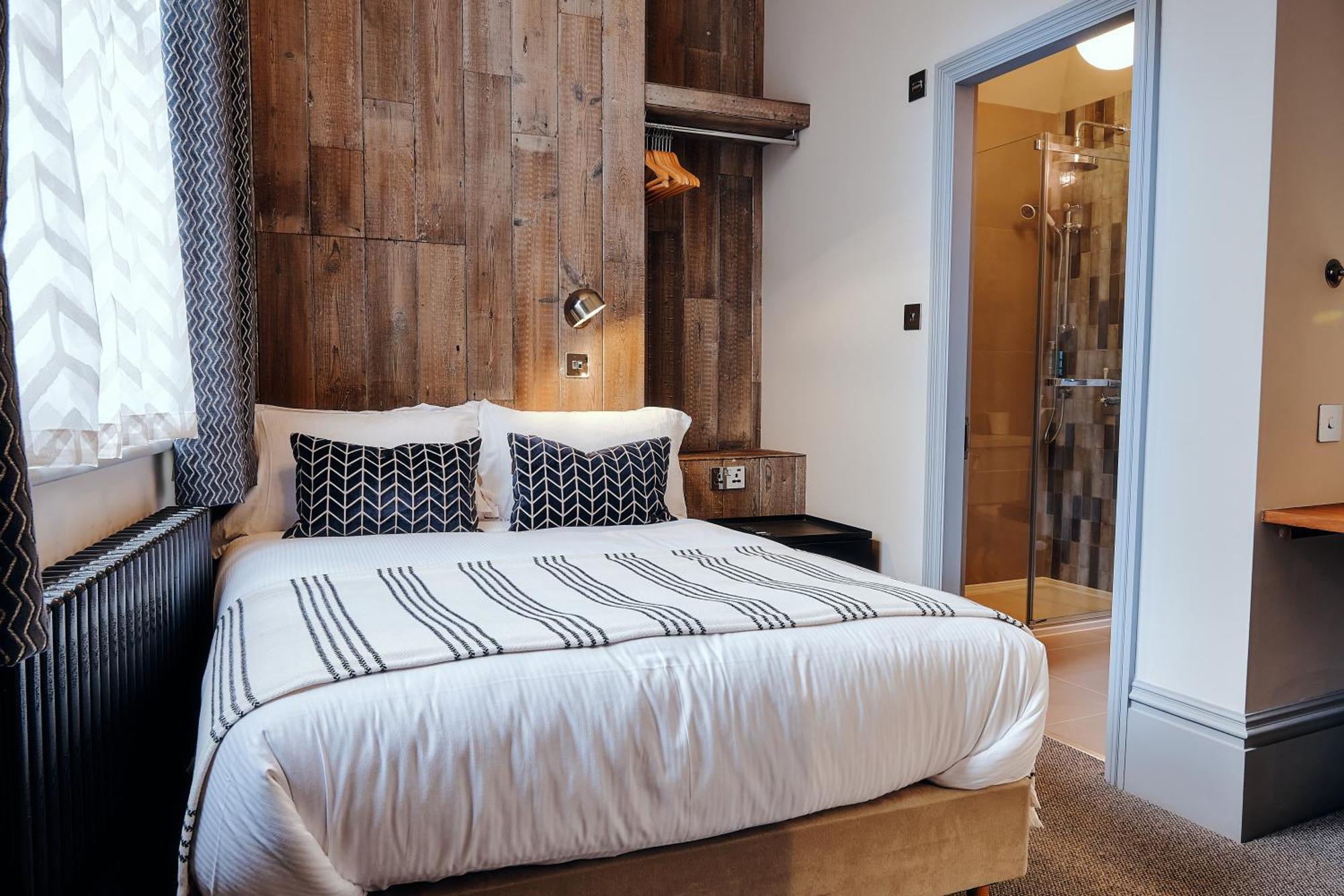 Inn The Black Lion Pub & Boutique