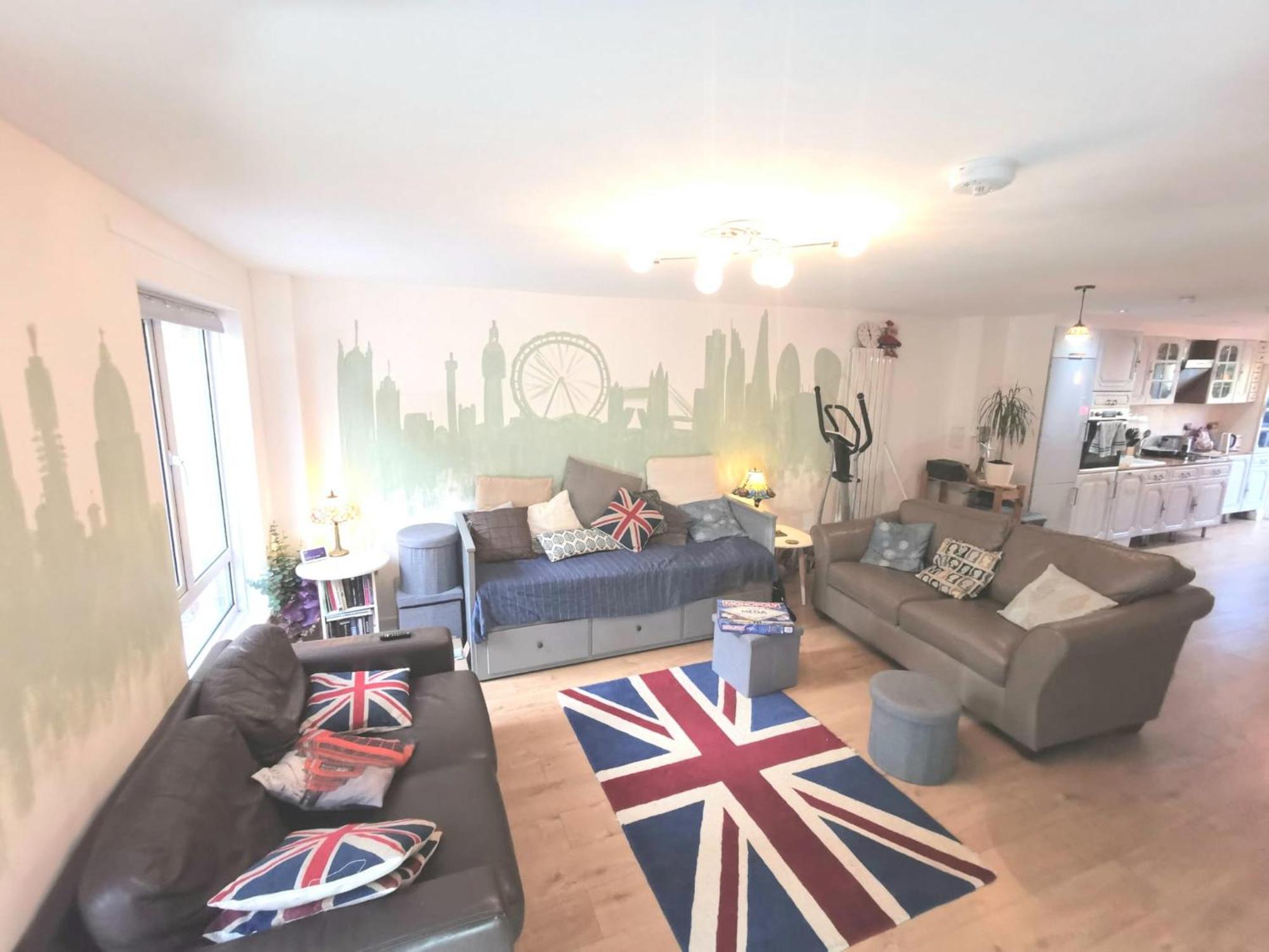 Free Parking - 4 Bed - 3 Bath - Sofa Bed - Digital Lock Entry Holiday home *