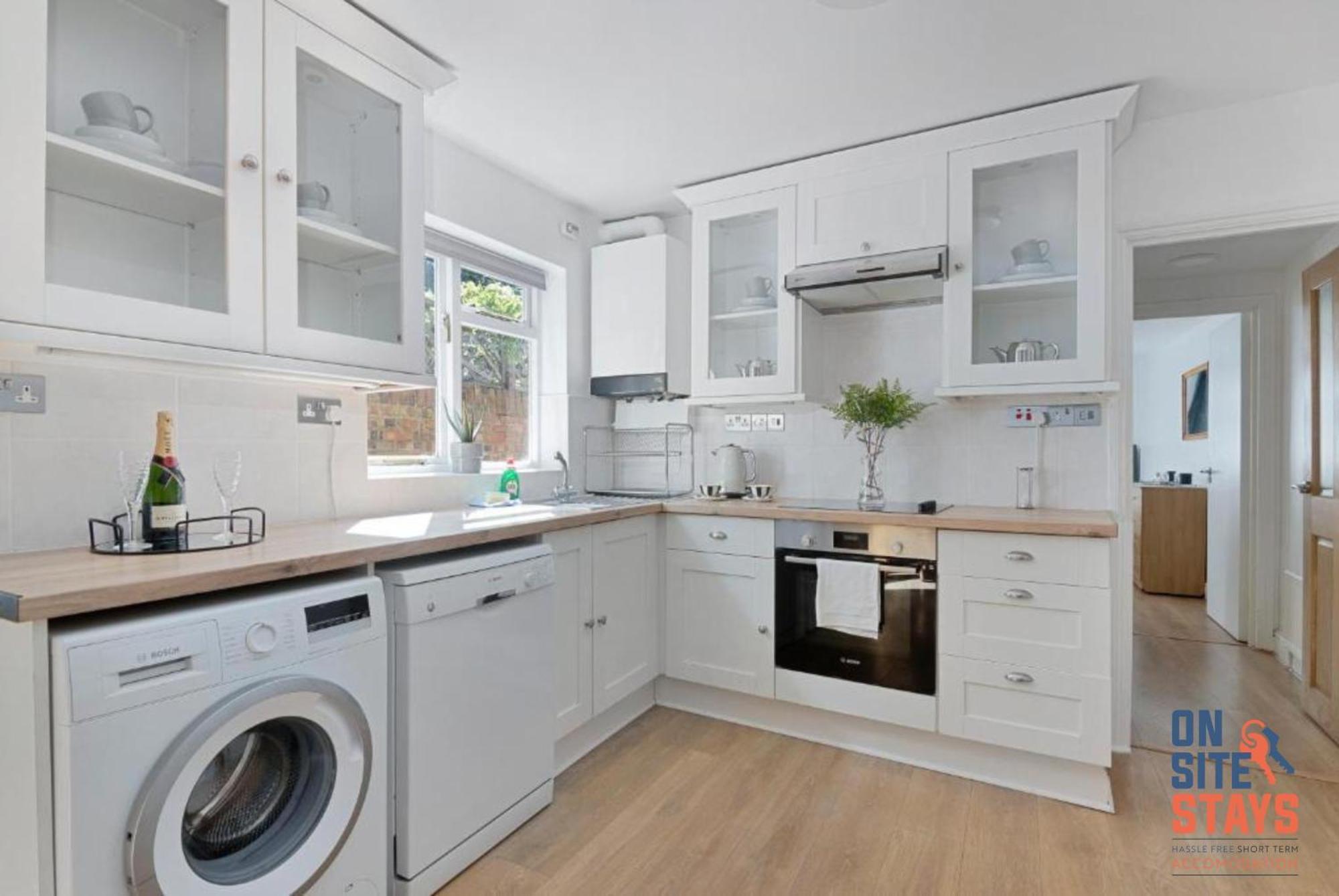 Apartment Onsitestays - Tranquil 2 Bedroom With Large Kitchen, Private Garden Near Wimbledon Station *