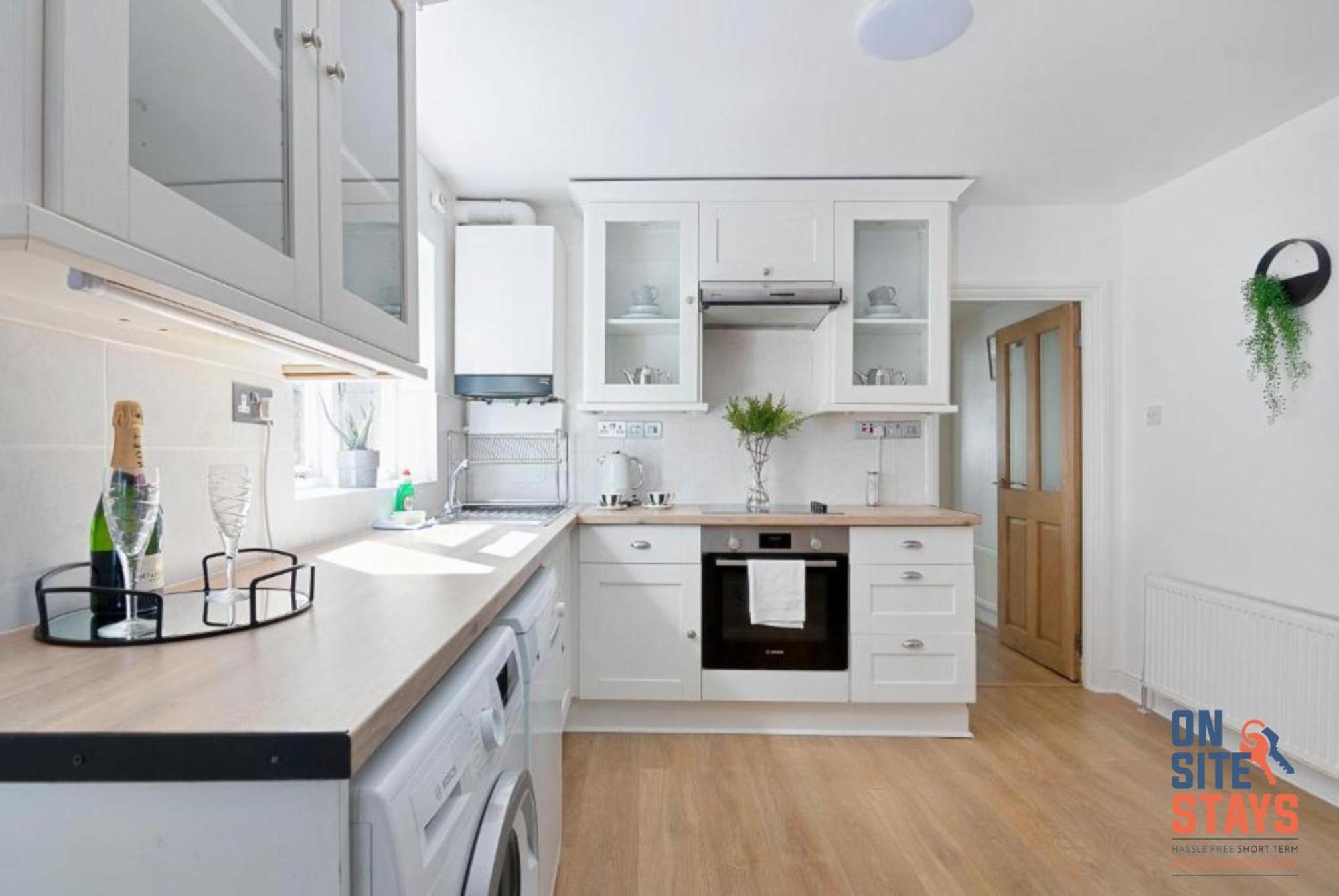 Apartment Onsitestays - Tranquil 2 Bedroom With Large Kitchen, Private Garden Near Wimbledon Station London