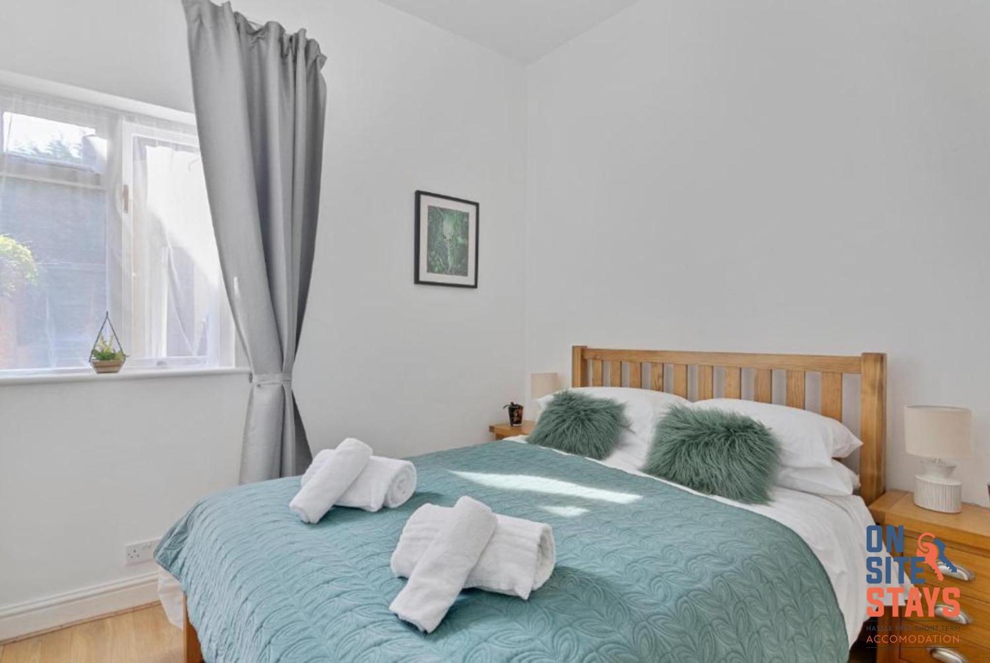 Onsitestays - Tranquil 2 Bedroom With Large Kitchen, Private Garden Near Wimbledon Station Apartment