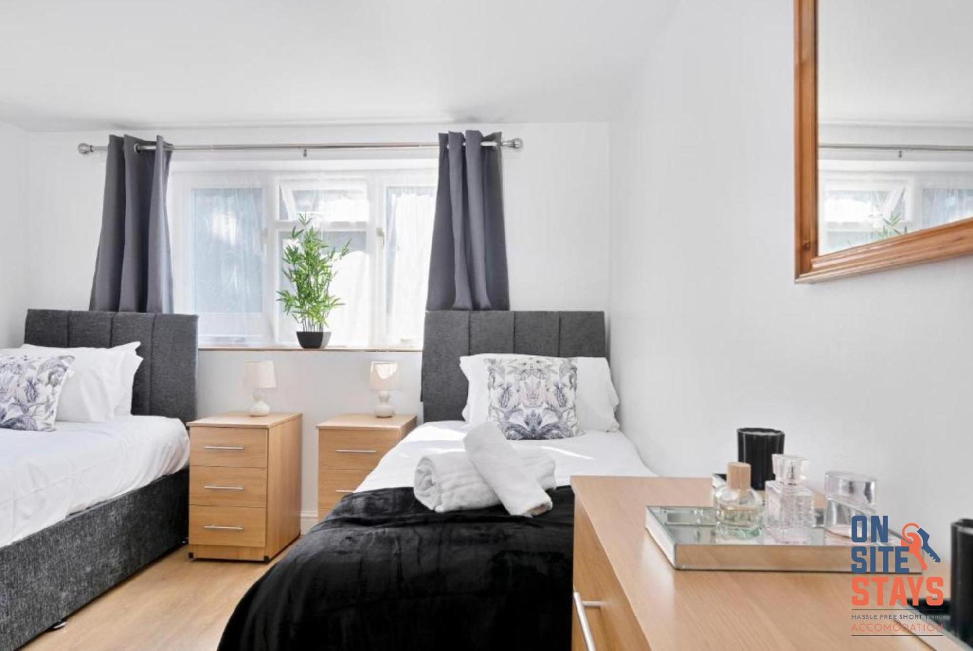 Onsitestays - Tranquil 2 Bedroom With Large Kitchen, Private Garden Near Wimbledon Station Apartment *