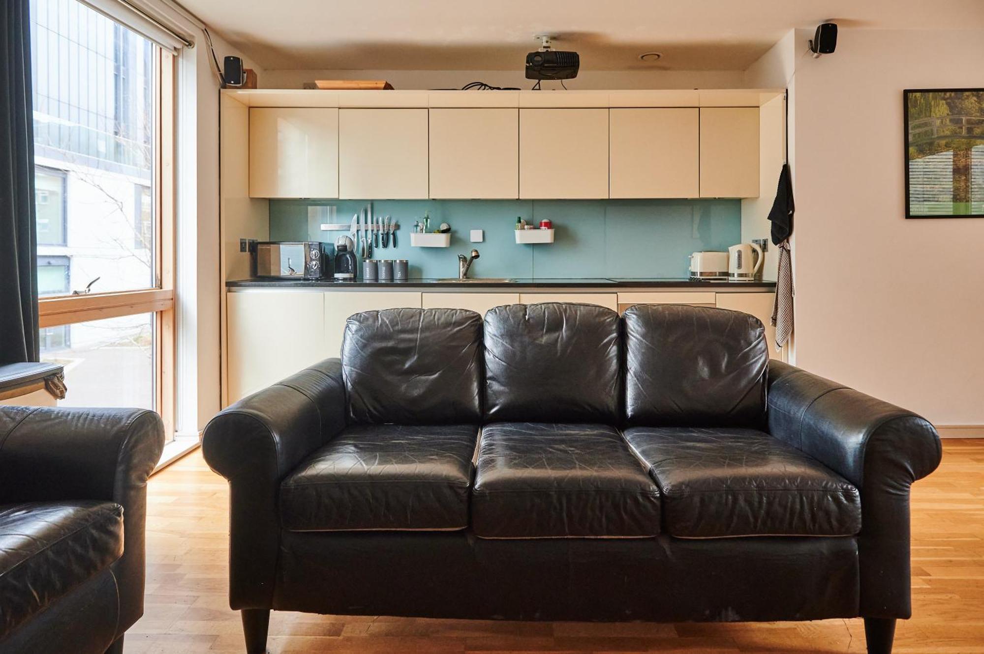 Bright 2 Bedroom Flat In Old Street With Balcony *