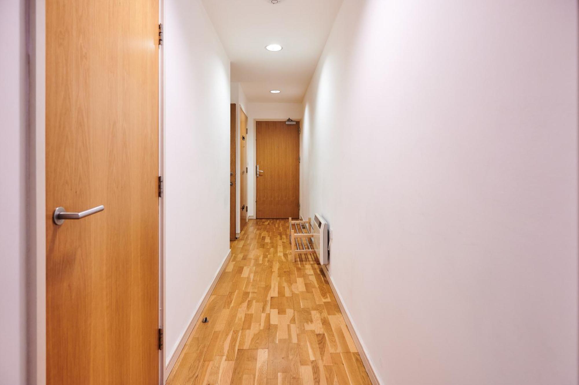 Bright 2 Bedroom Flat In Old Street With Balcony Londen