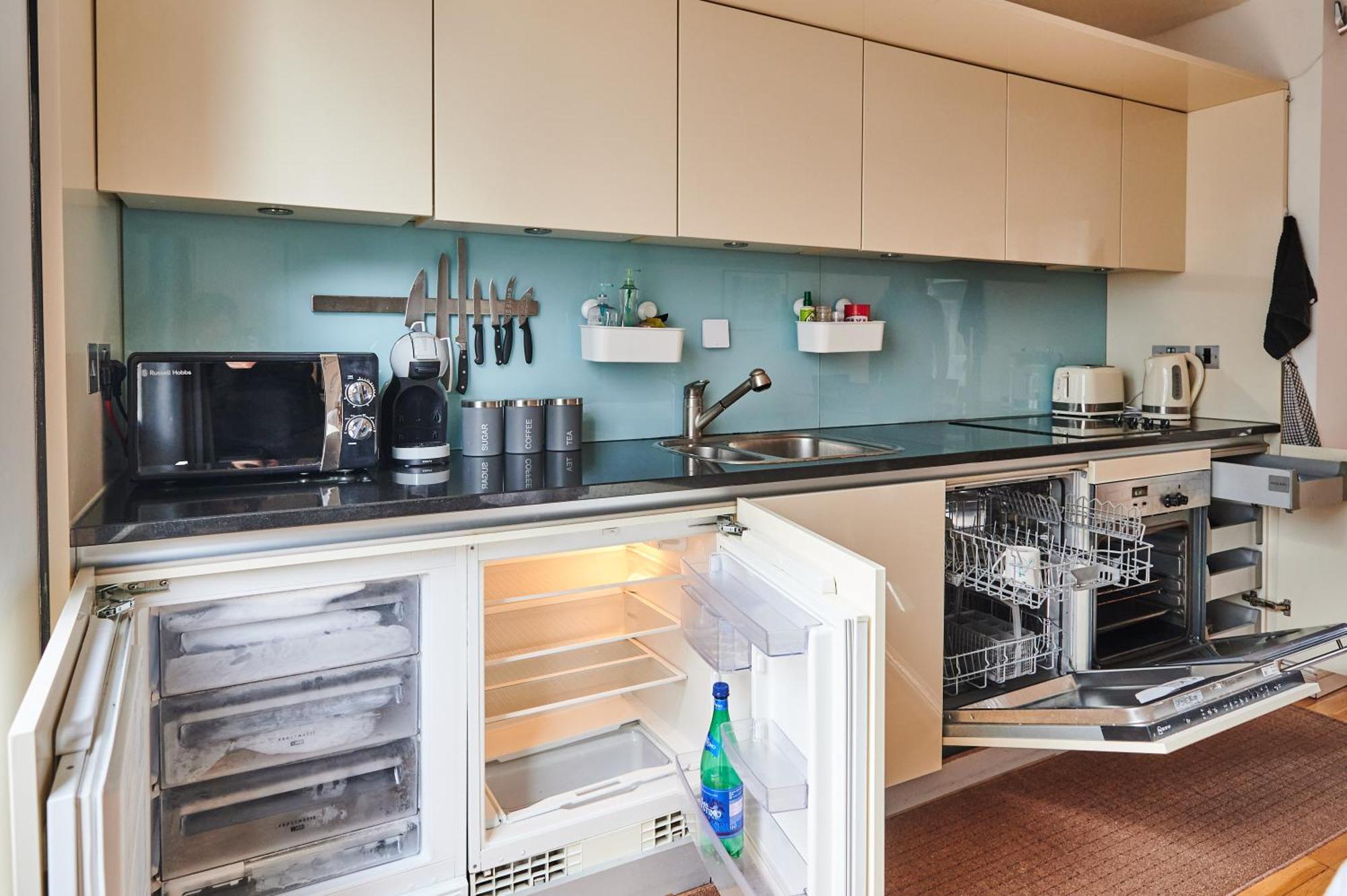 Bright 2 Bedroom Flat In Old Street With Balcony Londen