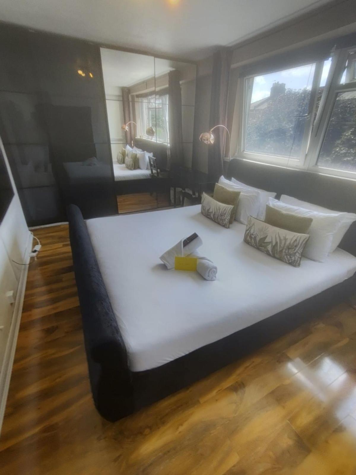 Privat overnatting R3 Superking Sized Bed & 75