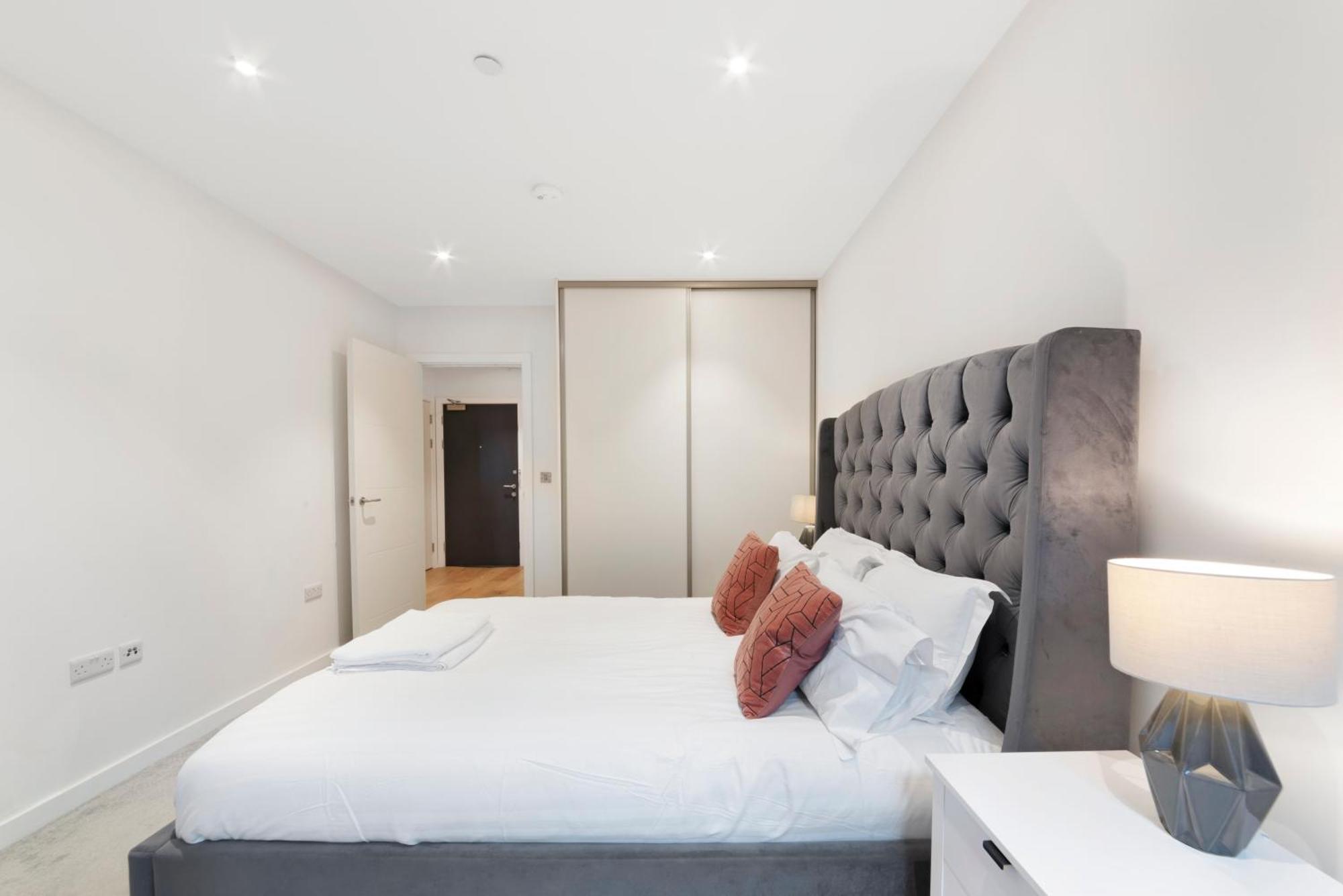 1 Bedroom Close To Tower Hill Apartment