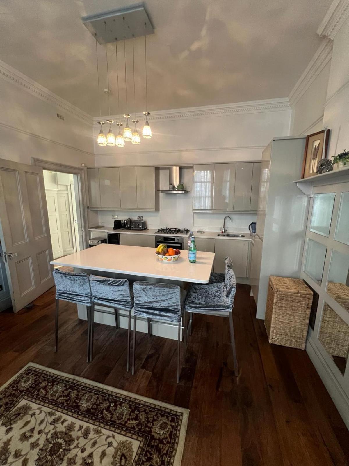 Stunning Holland Park 2 Bedroom - Sleeps 6