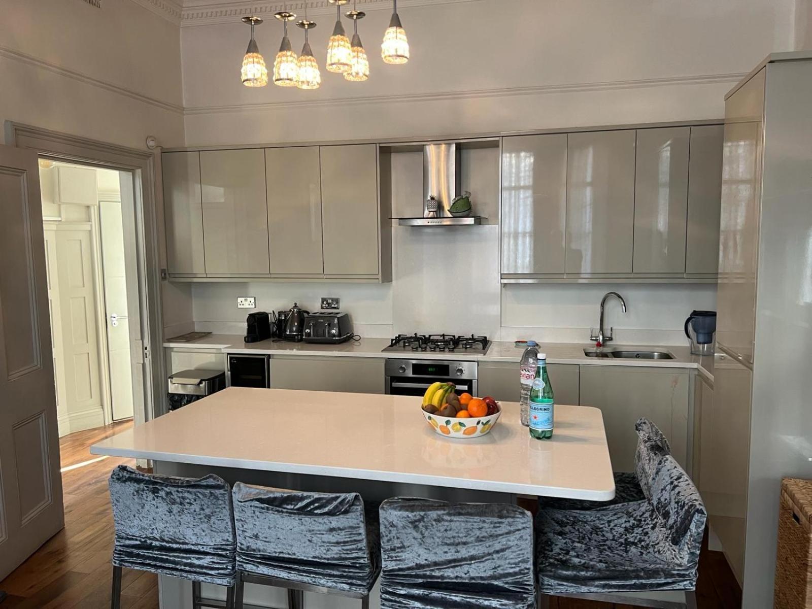 Stunning Holland Park 2 Bedroom - Sleeps 6 Leilighet