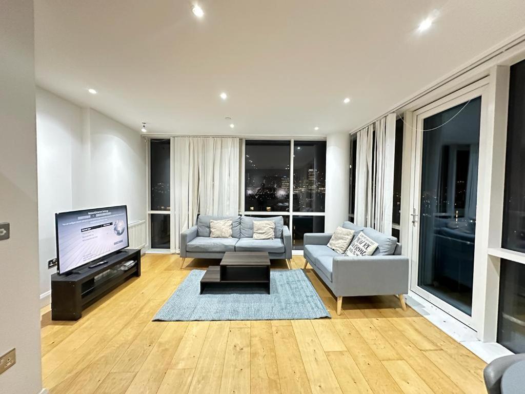 Luxury 2 Bedroom Penthouse Near Leilighet