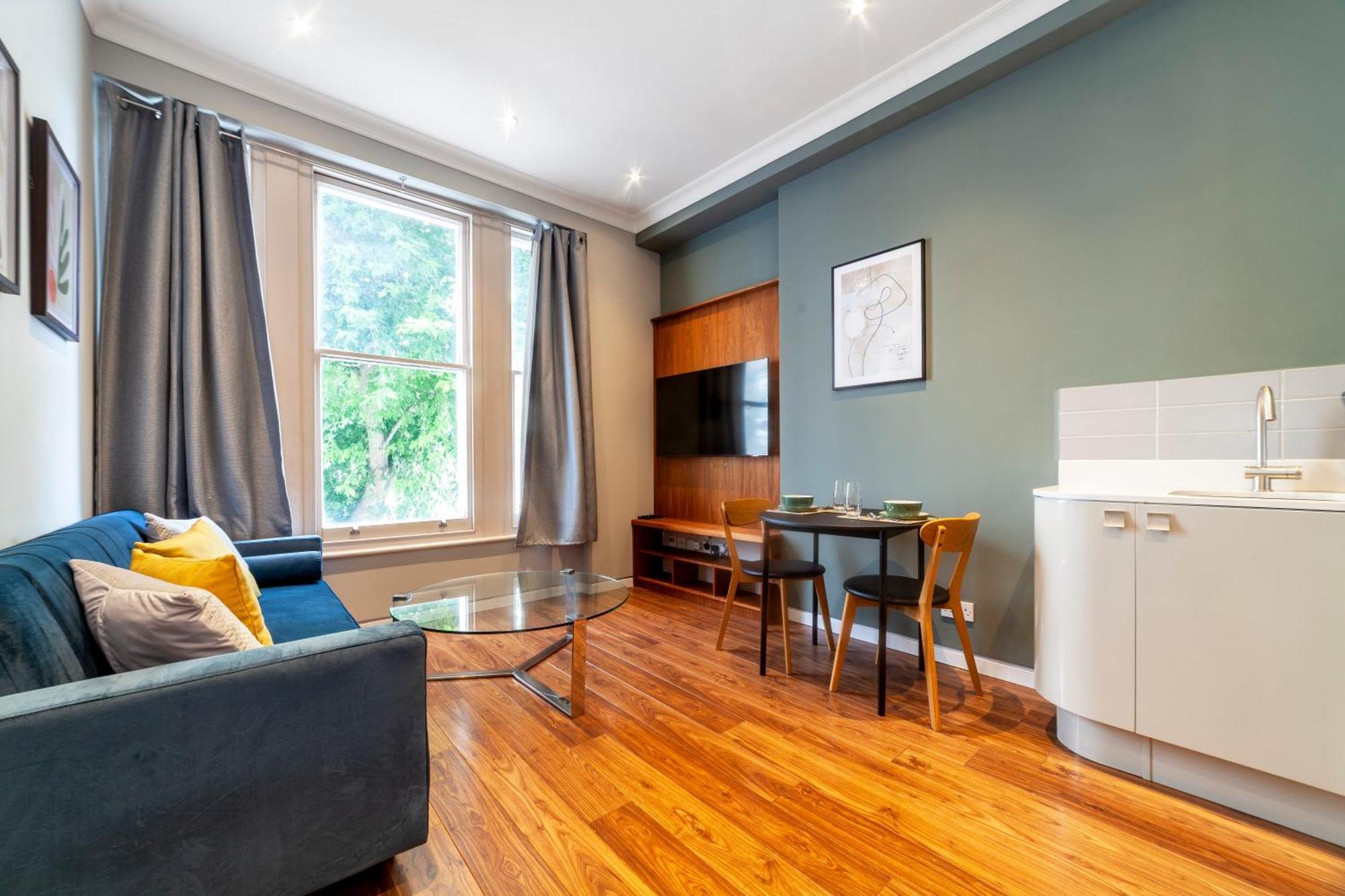 Bright & Modern 1bdr Flat Near Lakeside Road Apartment