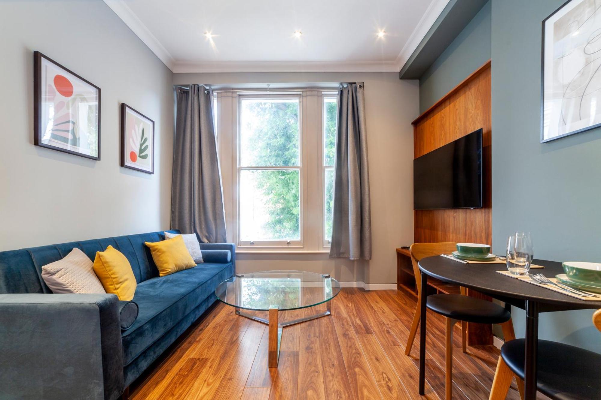 Apartment Bright & Modern 1bdr Flat Near Lakeside Road