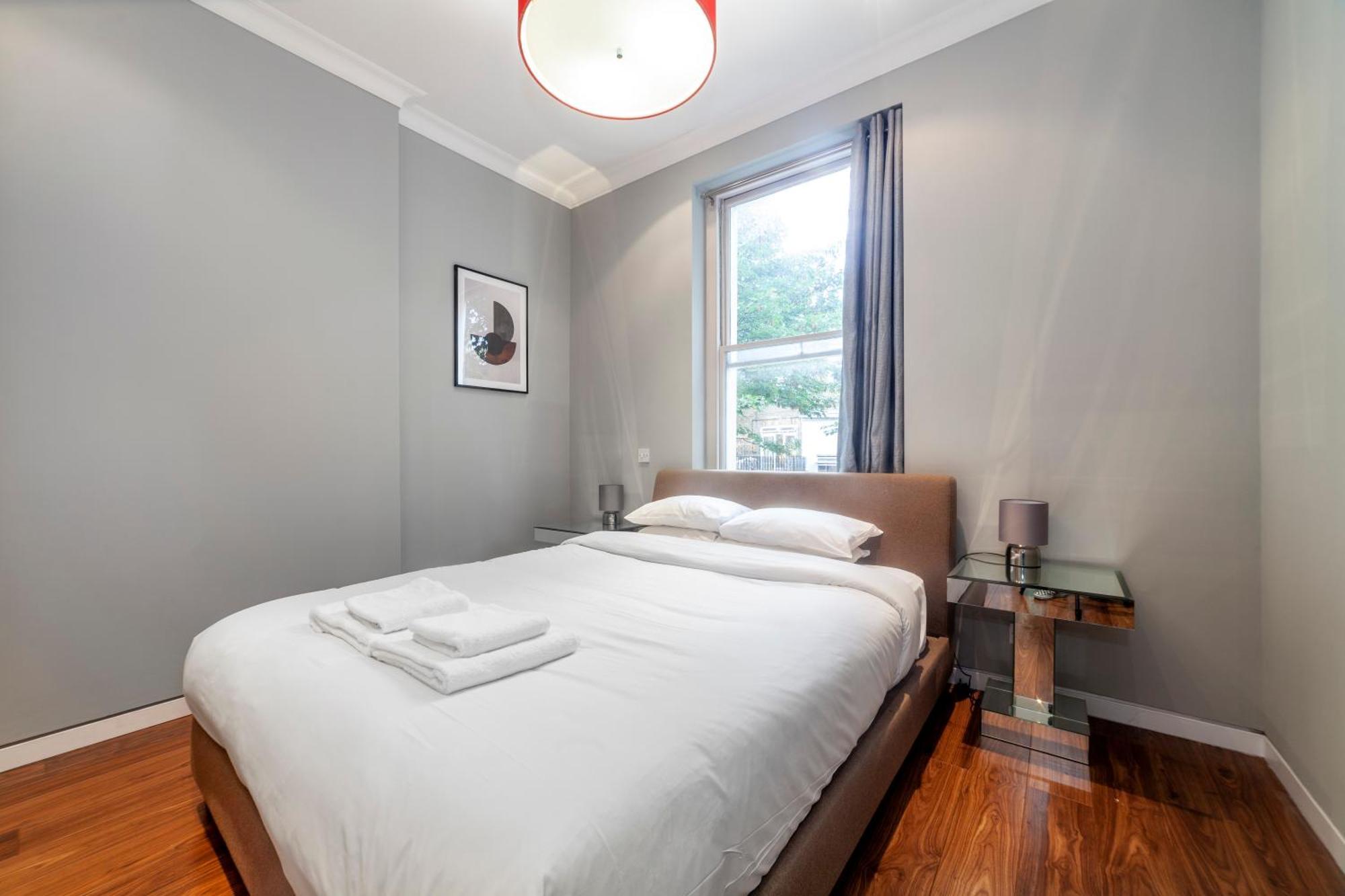 Bright & Modern 1bdr Flat Near Lakeside Road Apartment *