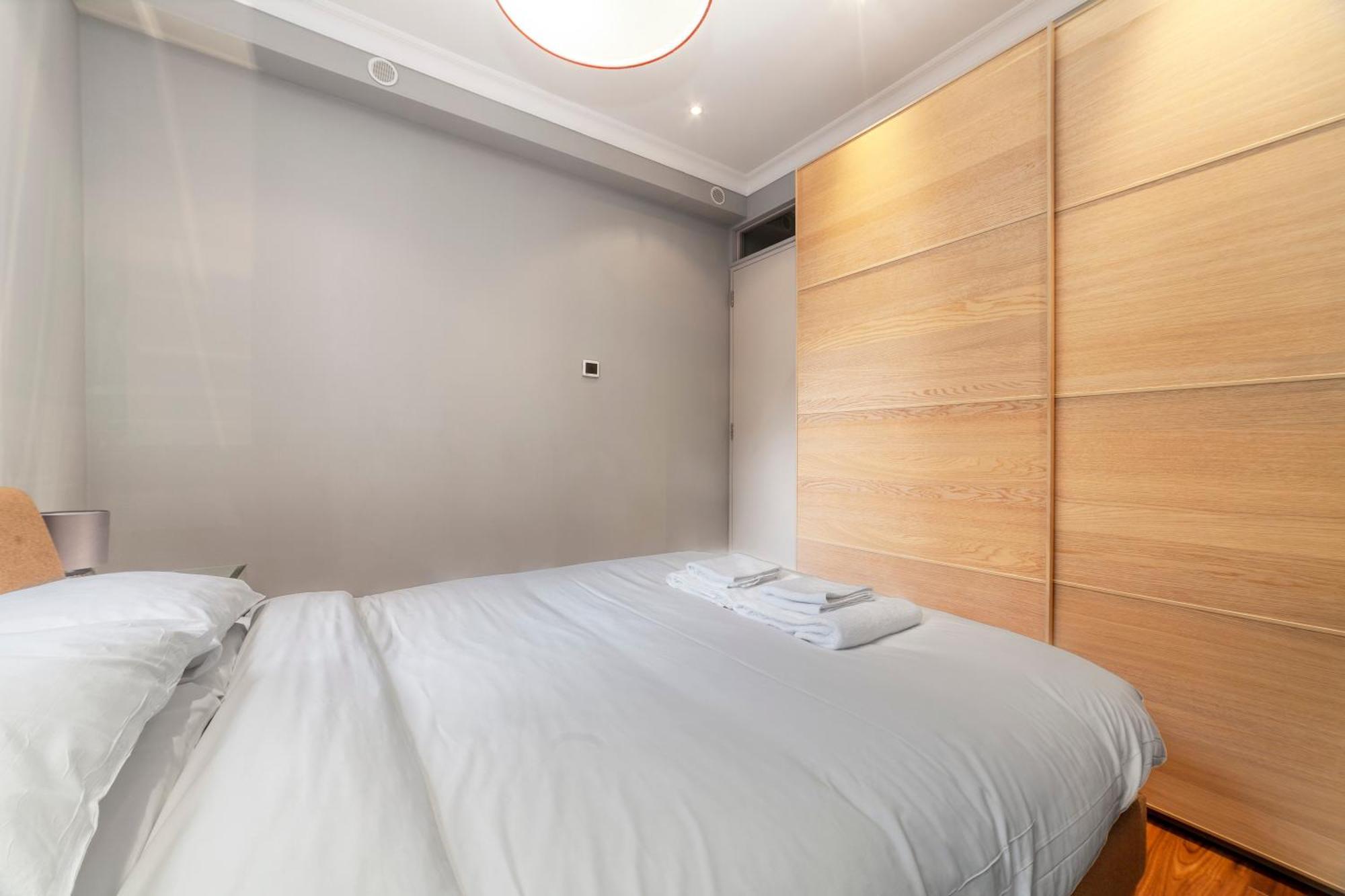 Bright & Modern 1bdr Flat Near Lakeside Road Apartment *