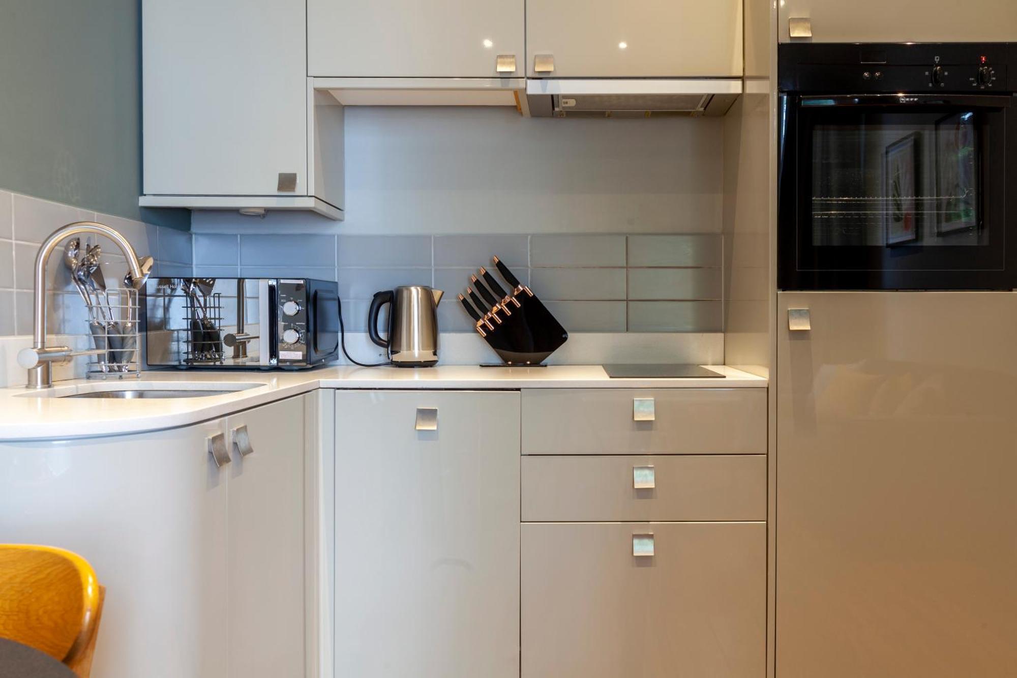 Bright & Modern 1bdr Flat Near Lakeside Road * London