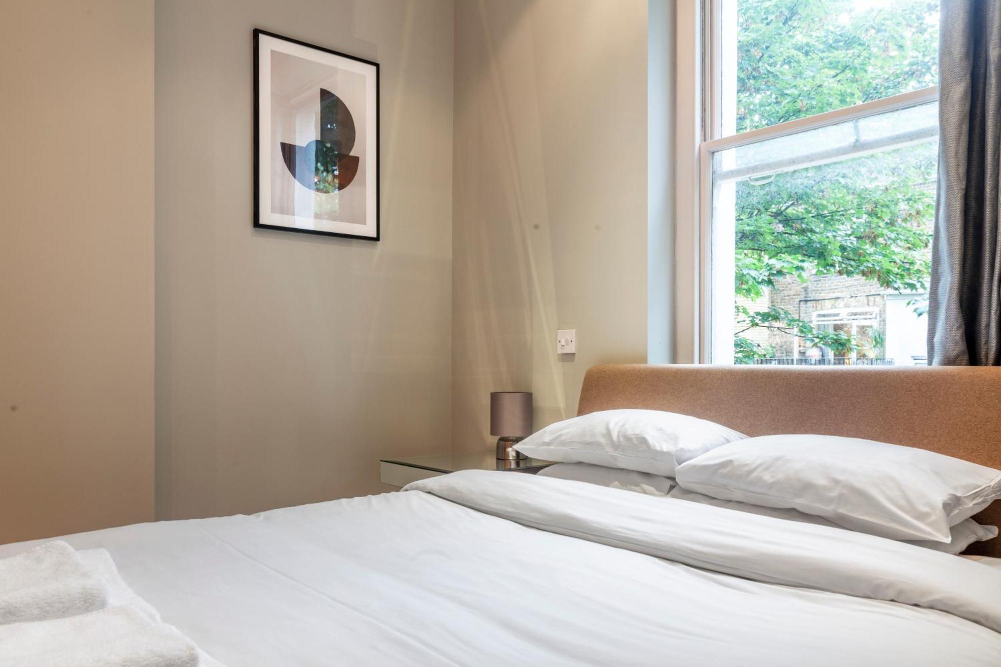 Apartment Bright & Modern 1bdr Flat Near Lakeside Road