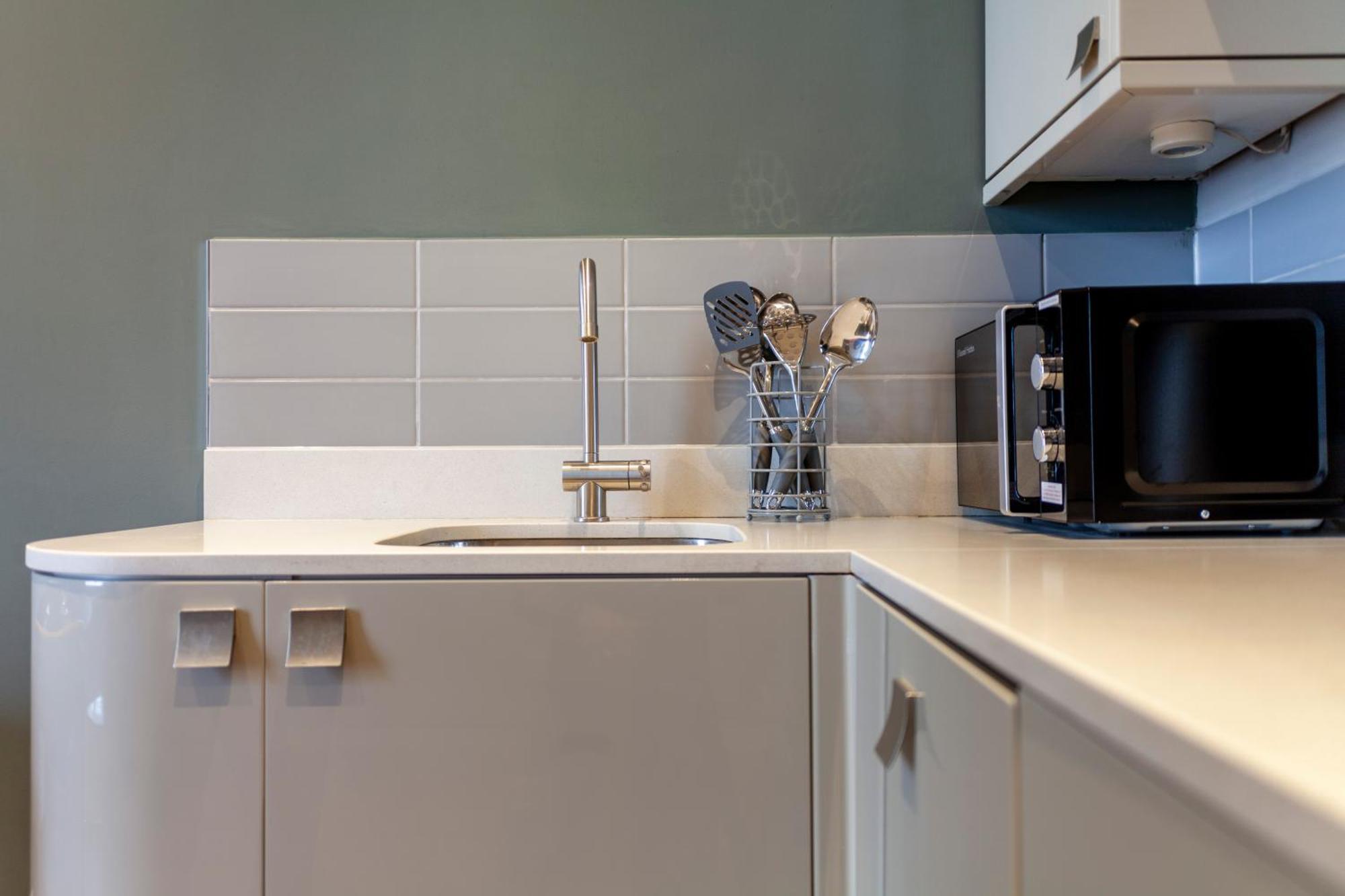 Bright & Modern 1bdr Flat Near Lakeside Road London