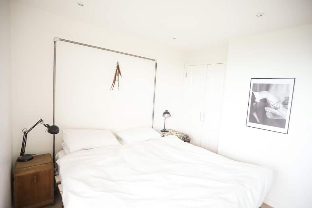 Big 2 Bedroom Flat Overlooking Canal & Park *