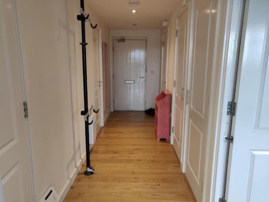 Big 2 Bedroom Flat Overlooking Canal & Park Apartment London