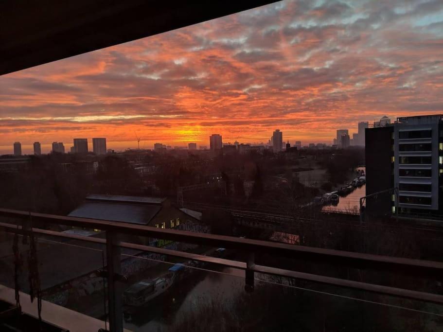 Big 2 Bedroom Flat Overlooking Canal & Park London