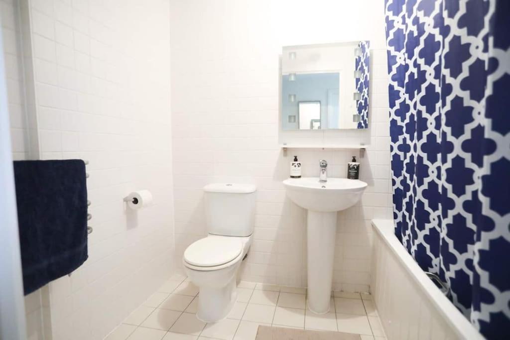 Big 2 Bedroom Flat Overlooking Canal & Park *