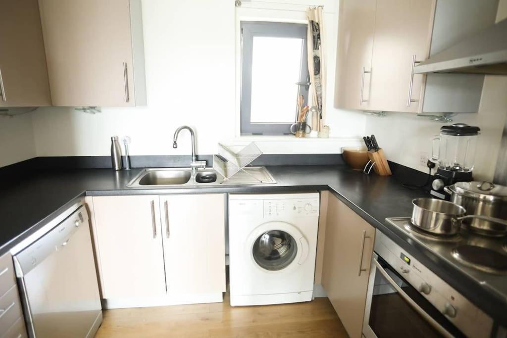Apartment Big 2 Bedroom Flat Overlooking Canal & Park London