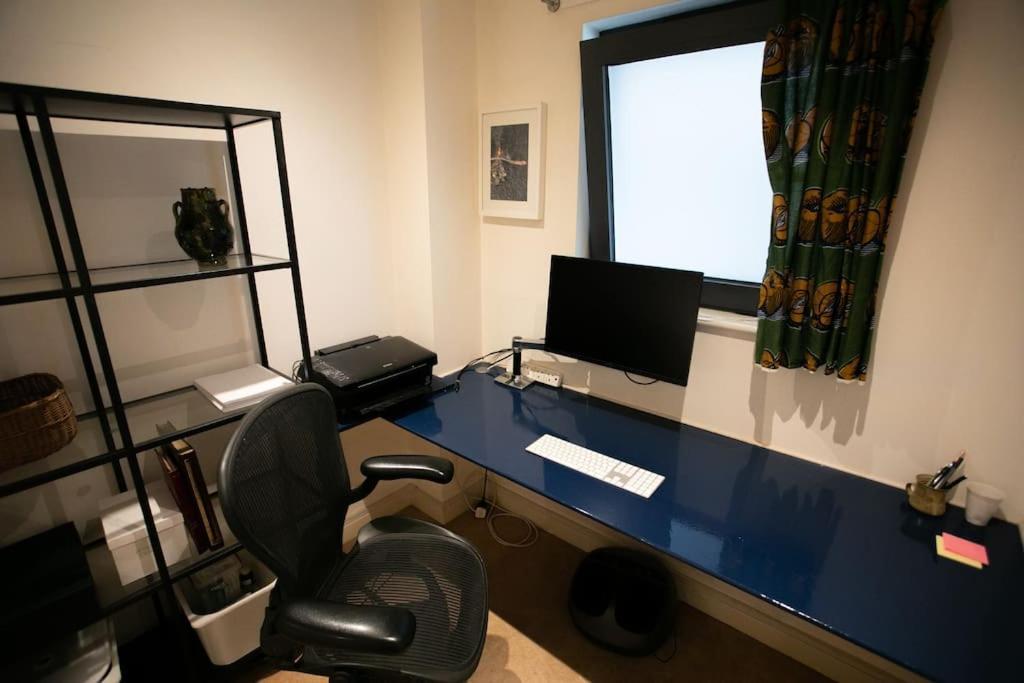 Big 2 Bedroom Flat Overlooking Canal & Park * London