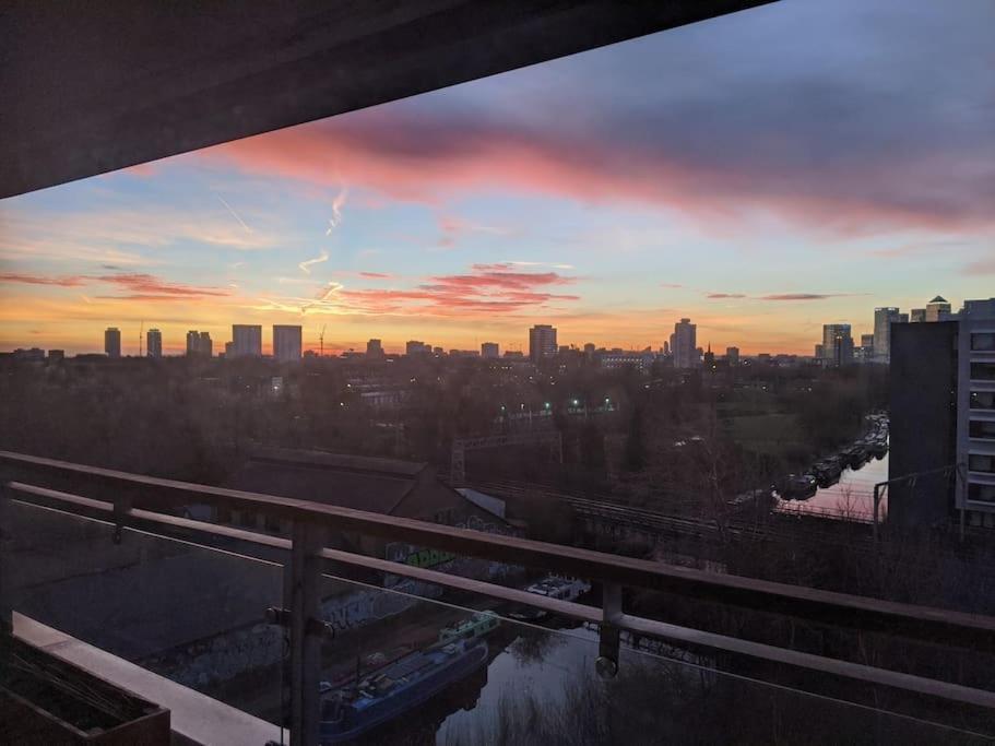 Big 2 Bedroom Flat Overlooking Canal & Park Apartment London